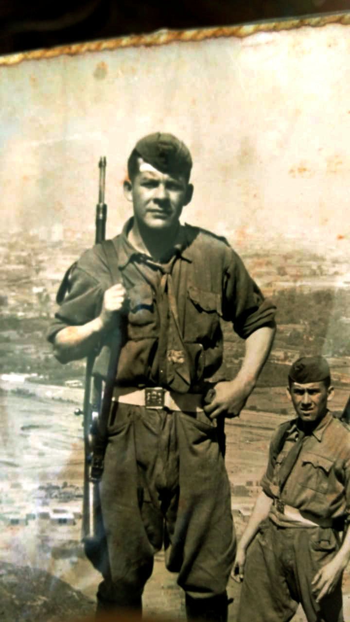 Papa joven con rifle 1 mayo 1957